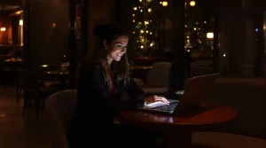 « J&rsquo;ai gagné 50 000€ en 6 mois » : les 4 signes astro qui attirent l&rsquo;argent sans effort