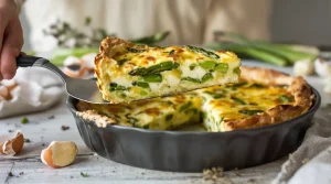 « Je la fais chaque printemps » : ma quiche sans pâte tient parfaitement grâce à un ratio que personne ne devine